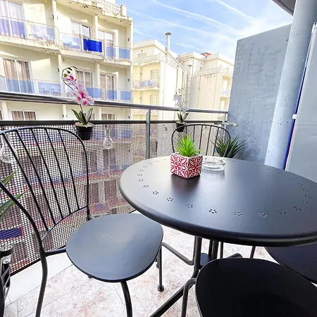Red Lloret Apartment *